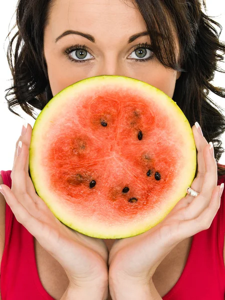 Ung kvinna som håller en färska mogna saftiga vattenmelon — Stockfoto