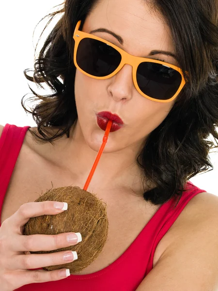 Привлекательная здоровая молодая женщина пьет из свежего кокоса — стоковое фото