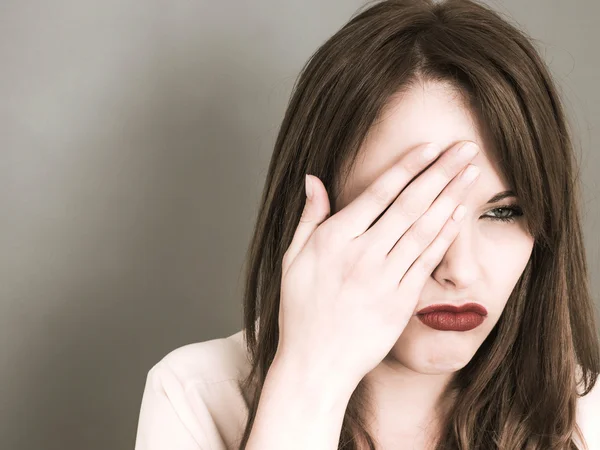 Creatief portret van een jonge blanke vrouw die haar rechteroog bedekt met haar hand — Stockfoto