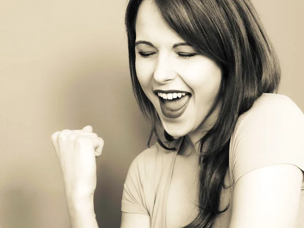 Δημιουργικό τονισμένο πορτραίτο μιας ελκυστικής νεαρής γυναίκας ενθουσιασμένος ευχαριστημένος και ευτυχισμένος — Φωτογραφία Αρχείου