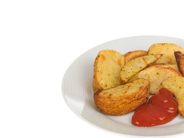 Patates dilimleri düz beyaz arka karşı domates soslu pişmiş — Stok fotoğraf