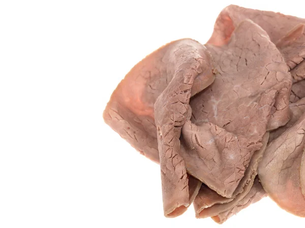 Scheiben kaltgekochtes Roastbeef vor weißem Hintergrund — Stockfoto
