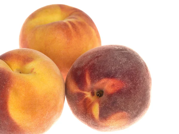 Свежие спелые сочные вегетарианские персики, изолированные на ровном белом фоне — стоковое фото
