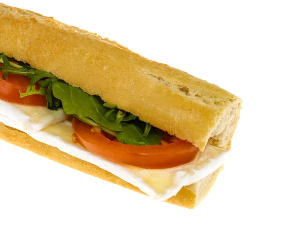 Brie-Käse und Tomaten-Baguette-Brötchen isoliert vor weißem Hintergrund mit Kopierraum — Stockfoto