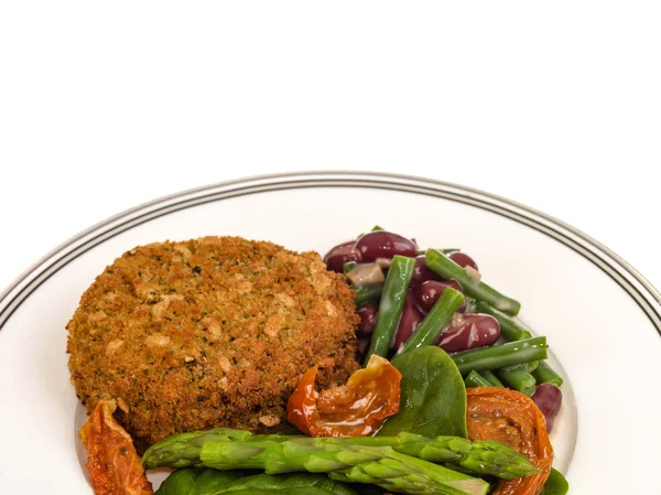 Hambúrguer Veggie com espargos e salada isolada contra um fundo branco com espaço de cópia — Fotografia de Stock