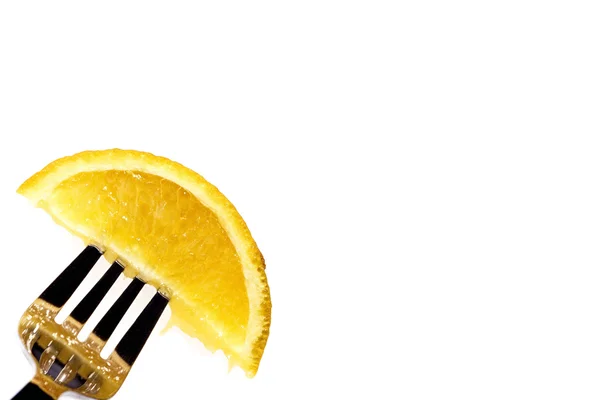흰색 배경 Wirth 복사 Sp에 대 한 포크에 레몬 세그먼트 — 스톡 사진