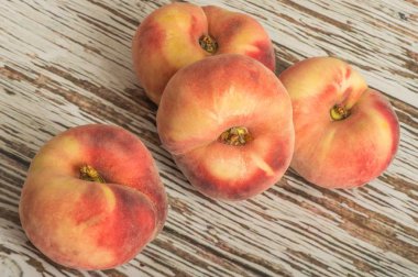 Taze olgun sulu düz şeftali meyve