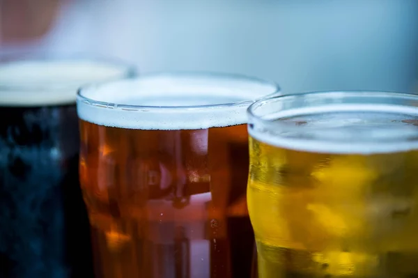 Três copos de cerveja alcoólica diferente e Stout — Fotografia de Stock