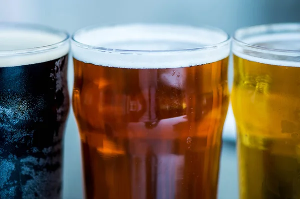 Tre bicchieri di birra alcolica diversa Lager e Stout — Foto Stock