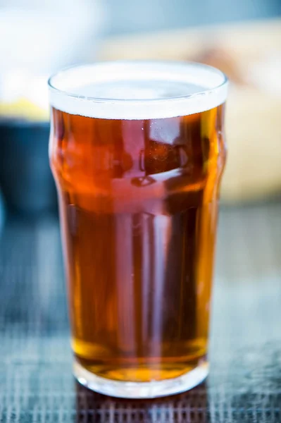 Pinta di birra amara in un bicchiere — Foto Stock
