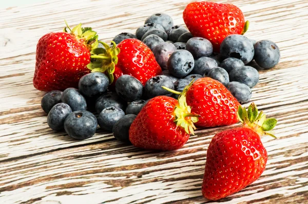 少数或新鲜成熟的草莓和蓝莓的部分 — 图库照片