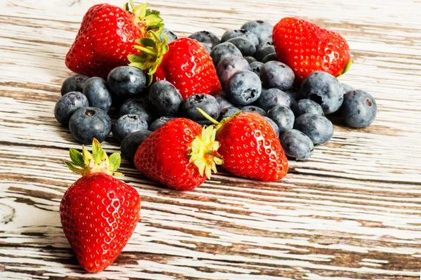 少数或新鲜成熟的草莓和蓝莓的部分 — 图库照片