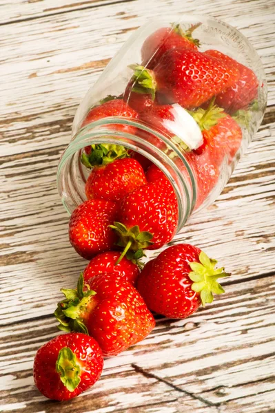 玻璃罐里的新鲜成熟多汁的草莓 — 图库照片