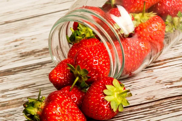 玻璃罐里的新鲜成熟多汁的草莓 — 图库照片