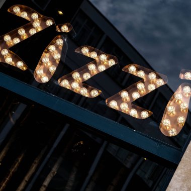 Londra İngiltere 19 Ekim 2020, Yakın Aydınlatma Zizzi İtalyan Restoran Konukseverlik Sanayii İşareti
