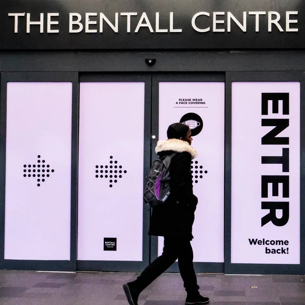 Londres Reino Unido Octubre 2020 Mujer Anónima Ingresando Centro Comercial — Foto de Stock