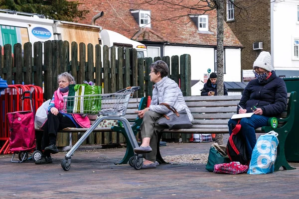 London November 2020 Three Senior Women Sitting Bench Socially Distancing — Stock Photo, Image