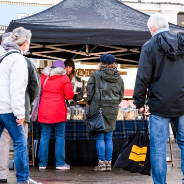 Londra İngiltere, 15 Kasım 2020, COVID-19 Coronavirus Kilitlemesi sırasında sırada bekleyen ya da vegan marketinde kuyruğa giren insanlar grubu