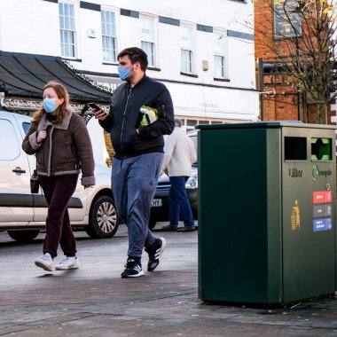 Londra İngiltere, 15 Kasım 2020, COVID-19 Coronavirus Kilitlemesi sırasında Koruyucu Yüz Kaplama Giyen Genç Çift Ana Cadde Yürüyor