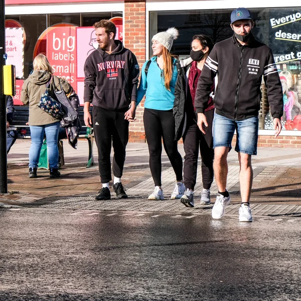 Лондон Великобритания Ноября 2020 Группа Молодых Людей Повседневной Одежде Время — стоковое фото