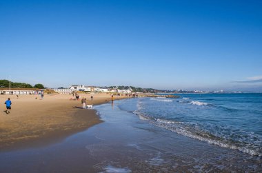 Poole Dorset UK, Aralık 06: 20, Küçük Gruplar Halkı veya Aileler COVID-19 sırasında Sahil Kıyısında Yürüyor