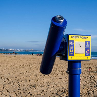 Poole Dorset UK, Aralık 06: 2020, Halka açık bir teleskop, Kum Sahil 'e karşı İnsansız Mavi Gökyüzü