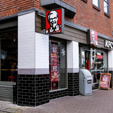 Kingston London, Aralık 09 2020, Kentucky Fried Chicken Takeaway 'in ana cadde şubesi