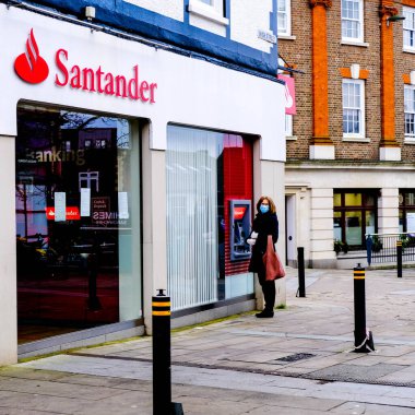 Londra İngiltere, 07 Ocak 2021, Santander Ana Cadde Perakende Bankasının Bir Şubesi İspanyol Bankası