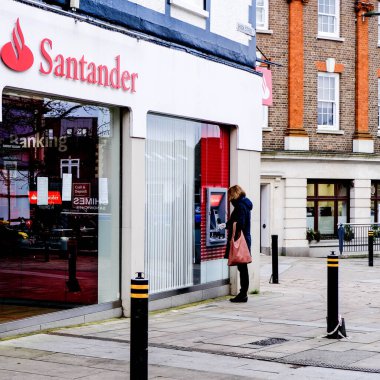 Londra İngiltere, 07 Ocak 2021, Santander Ana Cadde Perakende Bankasının Bir Şubesi İspanyol Bankası