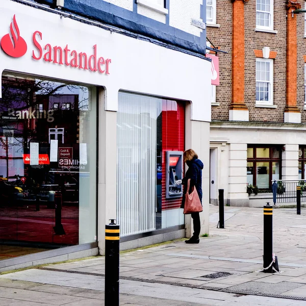 Londra İngiltere, 07 Ocak 2021, Santander Ana Cadde Perakende Bankasının Bir Şubesi İspanyol Bankası