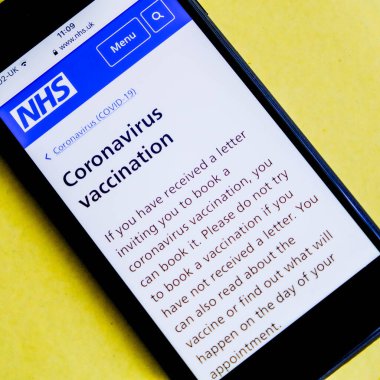 Londra, 17 Ocak 2021, NHS Mobil Uygulama veya Akıllı Telefon Ekran Görüntüsü Coronavirus Aşılama Davetiyesi