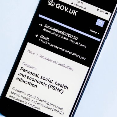 Londra İngiltere, 19 Ocak 2021, Gevernemtn Kişisel Sosyal Sağlık ve Ekonomik Eğitim Rehberi Cep Telefonu Ekran Görüntüsü