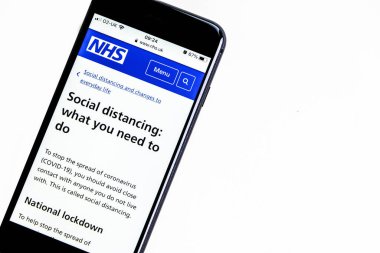 Londra İngiltere, 19 Ocak 2021, Cep Telefonu Ekran Görüntüsü NHS Sosyal Mesafe Tavsiyesi Covid-19 Salgını sırasında