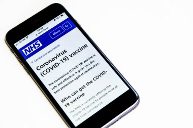 Londra İngiltere, 19 Ocak 2021, Cep Telefonu Ekran Görüntüsü NHS Coronavirus COVID-19 Aşı Bilgileri