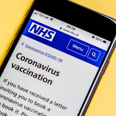 Londra İngiltere, 19 Ocak 2021, cep telefonu NHS Ekran Görüntüsü Koronavirüs Aşısı Hakkında Kamu Bilgileri
