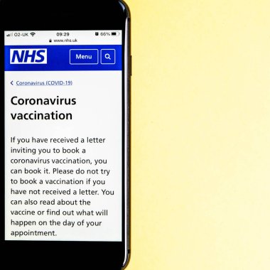 Londra İngiltere, 19 Ocak 2021, cep telefonu NHS Ekran Görüntüsü Koronavirüs Aşısı Hakkında Kamu Bilgileri