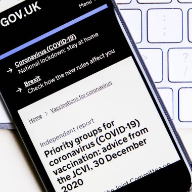 Londra İngiltere, 19 Ocak 2021, Mobile Phone Ekran Görüntüsü, Coronavirus COVID-19 Aşılama Öncelikli Grupları NHS Reprt