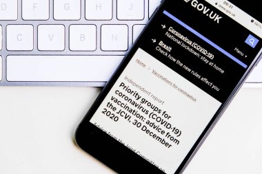 Londra İngiltere, 19 Ocak 2021, Mobile Phone Ekran Görüntüsü, Coronavirus COVID-19 Aşılama Öncelikli Grupları NHS Reprt