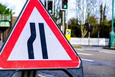 Epsom Surrey, Londra 21 Ocak 2021, Yol Arkasında Yeşil Trafik Işıkları Uyarı Üçgeni Arabasız ve İnsansız