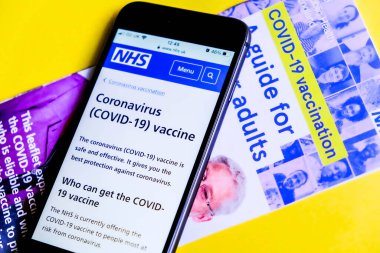 Londra İngiltere, 23 Ocak 2021, Coronavirus Covid-19 Aşısı ile ilgili NHS Uygulama Bilgilerinin Cep Telefonu Görüntüsü