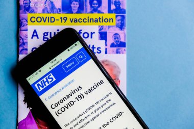 Londra İngiltere, 23 Ocak 2021, Coronavirus Covid-19 Aşısı ile ilgili NHS Uygulama Bilgilerinin Cep Telefonu Görüntüsü