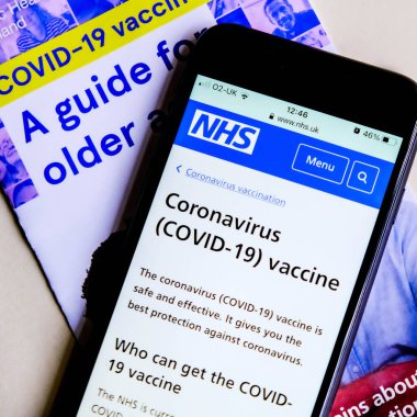 Londra İngiltere, 23 Ocak 2021, Coronavirus Covid-19 Aşısı ile ilgili NHS Uygulama Bilgilerinin Cep Telefonu Görüntüsü