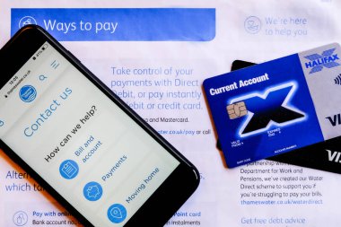 Londra İngiltere, Şubat 02 2021, Thames Su Cep Telefonu Ekran Görüntüsü Su Faturasını İnsansız Ödemenin Yolları