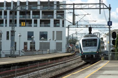Stavanger Norveç, 30 Eylül 2016, Sandnes İstasyonu Norveç 'e gelen elektrikli tren platformunda hiç insan yok.
