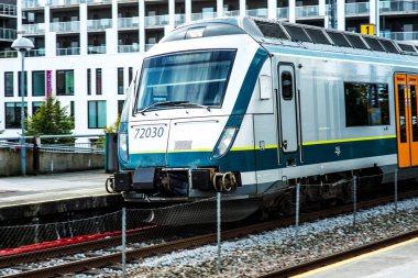 Stavanger Norveç, 30 Eylül 2016, Sandnes İstasyonu Norveç 'e gelen elektrikli tren platformunda hiç insan yok.