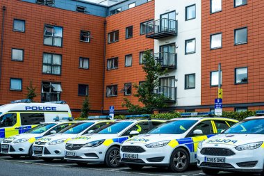 Londra, İngiltere, 13 Ağustos 2017, İngiliz Polis Devriye arabalarını modern bir apartmanın önüne park etti.