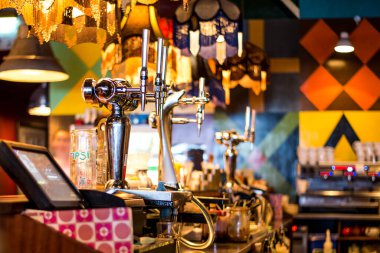 Londra, İngiltere, 13 Ağustos 2017, Bir Bar Restoranı ya da Bira Pompalı Kulüp ya da Tap ve Nakit Till