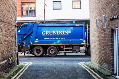 Atık Çöp Toplama Kamyonu veya Çöp Kamyonu Yolun Kenarına Park Edildi