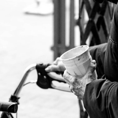 Londra İngiltere, 17 Mart 2021, Anonim Yaşlı bir kadın yakın plan kahve kupası tutuyor.