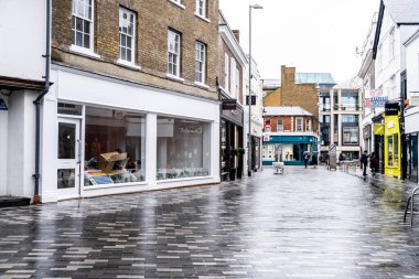 Londra İngiltere, 26 Mart 2021, Covid-19 Coronavirus Kilitlemesi sırasında Islak Gününde Kimse Olmayan Boş Ana Cadde